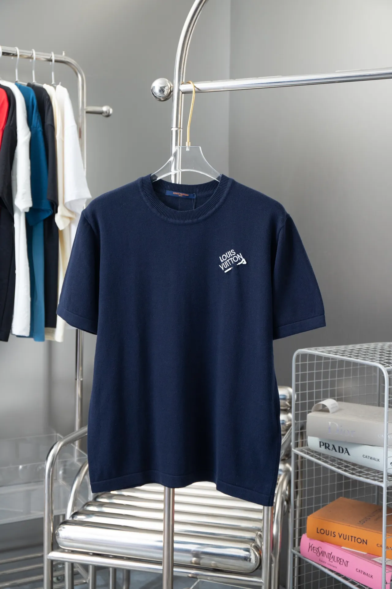 🅿️200 High Quality Lv 2025 Spring and Summer Pin🧷Short Sleeve Knitted Same as Official Website Customized Sweater Neck➕Front Chest Pin🧷Design High Density Imported Embroidery Custom Dyed Wool Yarn S M L XL